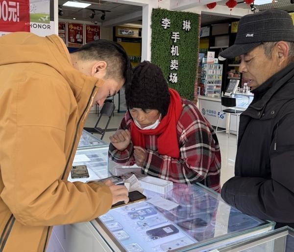 Pg电子平台：“烧鸡店主”带农村老人跨越数字鸿沟(图1)